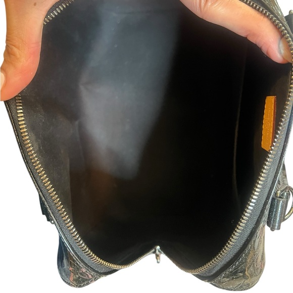 🖤𝐋𝐎𝐔𝐈𝐒 𝐕𝐔𝐈𝐓𝐓𝐎𝐍🖤Montana vernis empreinte hand bag ($975) - Picture 9 of 9